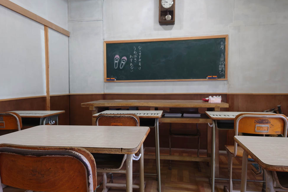 【香川】上履き縫製工場内 学校の教室